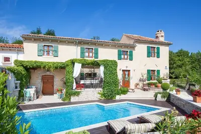 Image de Villa rustique avec piscine privée et parking privé