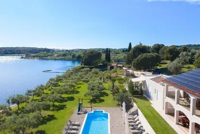 Image de Belle villa sur le bord de la mer entourée d'oliviers et de vignes