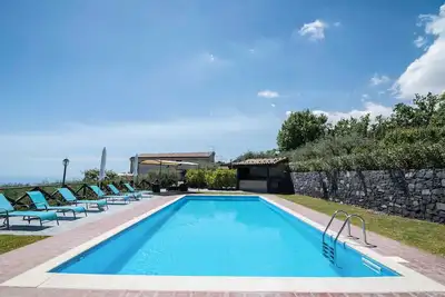Image de Vue sur la piscine Seacily et 3 salles de bains attenantes