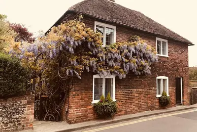 Image de Cozy Village Cottage Grand Prix! Londres et la cĂ´te Ă 30 minutes