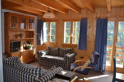 Image de Extérieur : appartement sur deux étages dans un immeuble, pour 6 personnes, balcon avec meubles de j