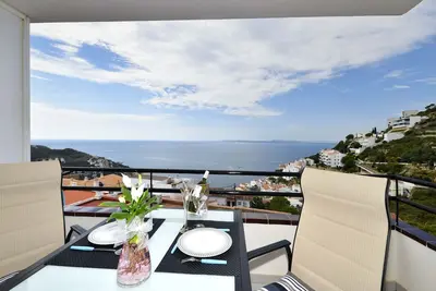Image de Superbe Vue Mer Et Montagne, Calme, Balcon, Proche Mer, Clim, Parking