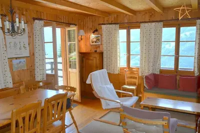 Image de Extérieur : chalet pour 8 personnes, balcon et terrasse -Intérieur : 110 m2, hall d'entrée fermé, sé