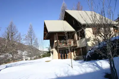 Image de Rez-de-jardin dans chalet entre ville fortifiée et pistes + grand jardin