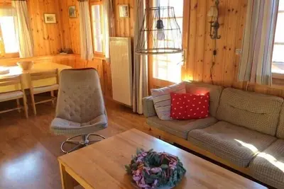 Image de Extérieur : chalet pour 7 personnes dans les hauteurs de St-Luc, terrasse avec meubles de jardin -I
