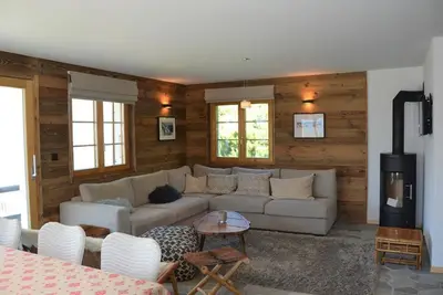 Image de Extérieur : Chalet spacieux sur 3 étages, pour 8 personnes, belle vue panoramique, à 2 minutes de l'