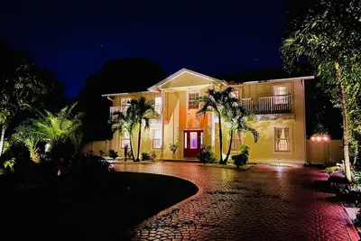 Image de Lakefront Fishing, Kayaks, Dinos, Htd Pool, Tikis, Yard Games • Sleeps 14