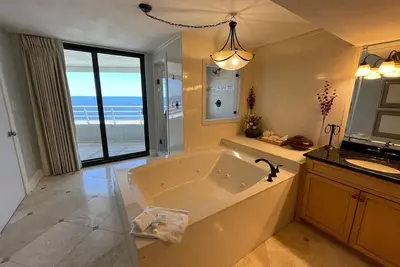 Image de Gulf Front Condo avec une vue imprenable!