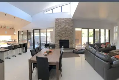 Image de Spacieux séjour en famille intérieur / extérieur à proximité des boutiques et des vignobles à la plage