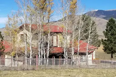 Image de Lodge à quatre pieds niché dans les Monts Sangre de Cristo / Ski / Randonnée / Pêche / Chasse