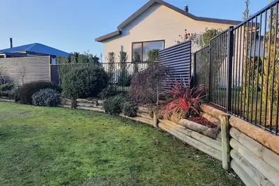 Image de Sundaze Rise - Une maison ensoleillée et ensoleillée avec 2 chambres et un salon spacieux