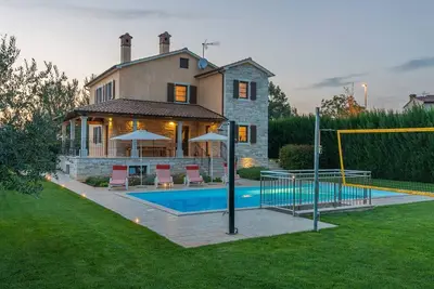 Image de Villa Nikka spacieuse avec beau jardin et piscine