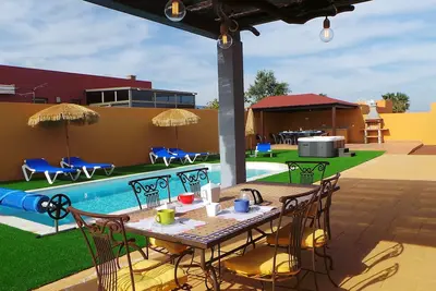 Image de belle villa avec piscine chauffée, bain à remous extérieur, wifi gratuit