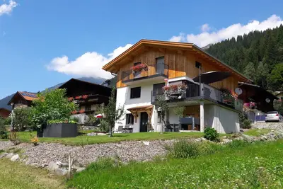 Image de Haus Carmen, appartement de vacances familial 4 Edelweiss avec un grand mobilier