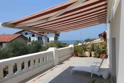 Appartement  avec grande terrasse en bord de mer