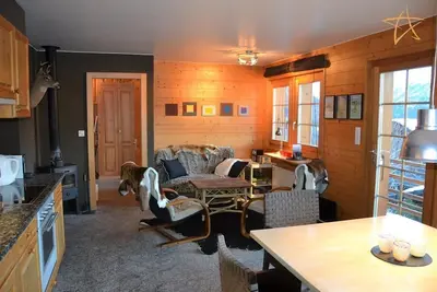 Image de Extérieur : appartement pour 4 personnes au rez-de-chaussée, balcon/terasse -Intérieur : 63m2, séjo