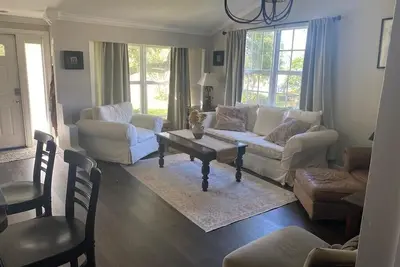 Image de Belle maison confortable près de la plage et de la petite ville branchée.