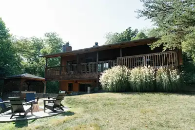 Image de 5br Lodge avec un grand porche couvert et une vue magnifique