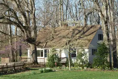 Image de Nouveau sur le marché locatif! Oak Tree Cottage, une retraite dans les bois de Virginie centrale