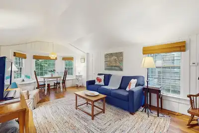Image de Nouvelle Liste! Suite familiale confortable avec divertissement - près de Edgartown et de la plage!