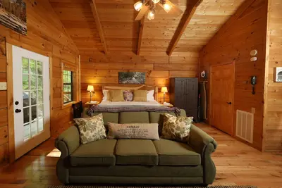Image de Red Door Cabin - une escapade isolée au coeur de Townsend