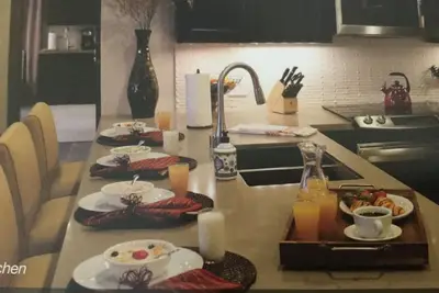 Image de Entouré de pins et de montagnes!