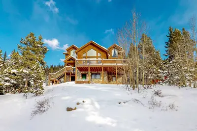 Image de Nouvelle Liste! Escapade mtn unique avec vues, terrasse, randonnée et ski à proximité de babyfoot