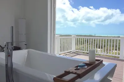 Image de Luxueux et moderne domaine spacieux, vue sur l'océan au coucher du soleil, accès à la plage