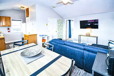 Image de Love Shack: Spécial Automne! 3 min à pied de la plage; Collecter des coquillages; Profitez des couchers de soleil!