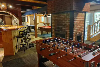 Image de Pine Brook Lodge: table de billard, Ac, sauna, cheminée, internet, bar, à pied de la ville