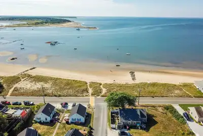 Image de N ° 305: Très bien situé! Juste en face de la plage de Mayo et à quelques pas du centre-ville!