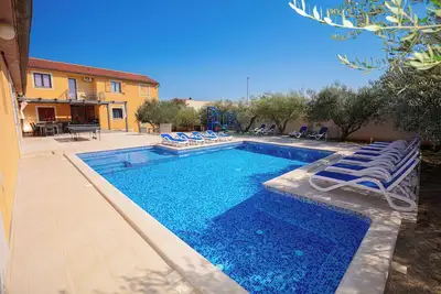 Image de Grande et spacieuse villa, 20 personnes, grande piscine de 50 m2, bain à remous, billard, jardin