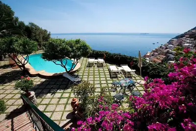 Image de Villa historique avec piscine, vue mer et grandes terrasses à Positano.