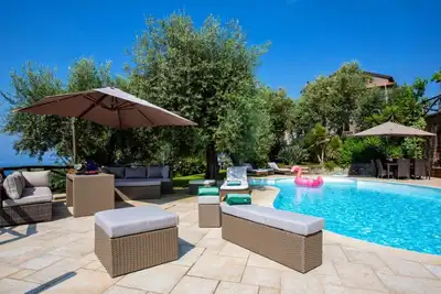 Image de Penthouse avec piscine, exclusif et accueillant dans villa, terrasse et vue imprenable sur le Golfe.