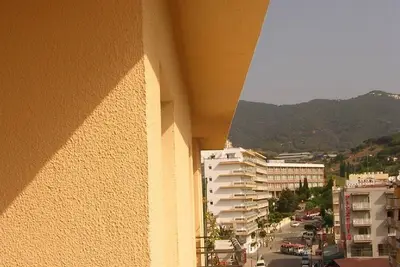 Image de Appartement avec terrasse et vue sur la mer, la ville et les montagnes