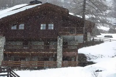 Image de Chalet typique, alliant le charme du bois et de la pierre, vue sur l'Isère