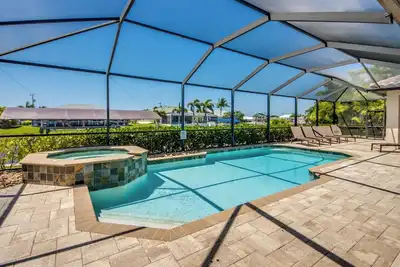 Image de Villa Cosmopolitan sur le canal avec piscine et quai - une oasis de calme!