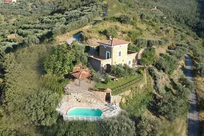 Image de Incroyable Classic House Stone: une terrasse verdoyante surplombant la mer, colline et montagne