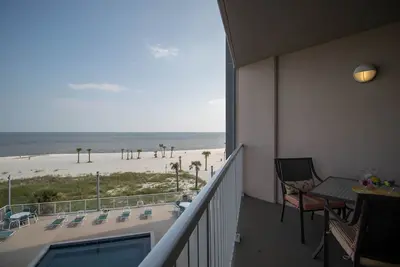 Image de La vie est à l'aise avec une brise océanique! Le seul condo de Biloxi directement sur la plage!