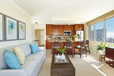 Image de Étage élevé avec vue partielle sur l'océan! Chambre A / C, W / D, WiFi, Parking!