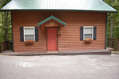 Image de Family Matters Cedar Cabin, près de Pigeon Forge, peut accueillir jusqu'à 8 personnes