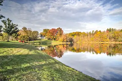 Image de Domaine privé de 30 acres avec son propre lac de 6 acres et une piste de bowling à une voie!