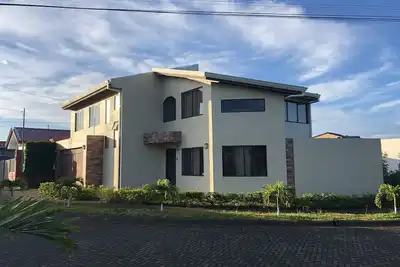 Image de Maison entière 4bd Nice View 5miles from Airport