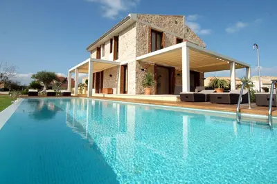 Image de Villa de luxe pour 10 avec piscine, gym, climatisation et Wlan, à 150m de la mer