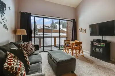Image de Tahoe Donner Loft avec de belles vues sur la montagne! Situé sur le domaine skiable alpin - Parfait pour la randonnée estivale! Parking gratuit et commodités Hoa.