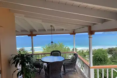 Image de Design exceptionnel, terrasses couvertes spacieuses, superbes vues, situé dans Long Bay Estate