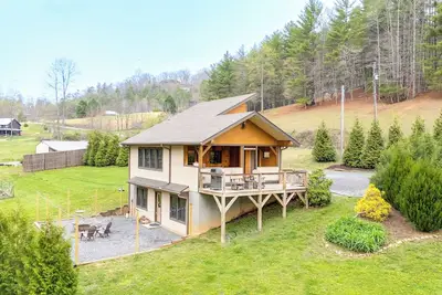 Image de Nouvelle cabine avec bain à remous et foyer à 15 minutes d'Asheville