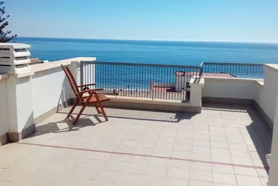 Image de Appartement avec terrasse sur le toit à côté de la plage