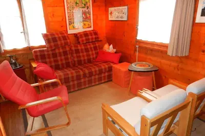 Image de Extérieur : chalet pour 5 personnes, balcon, terrasse avec mobilier de jardin et grill -Intérieur :