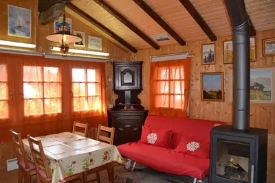 Image de Extérieur : Mazot à 2 étages, pour 2-4 personnes, balcon sur 3 côtés à l'étage et belle terrasse ave